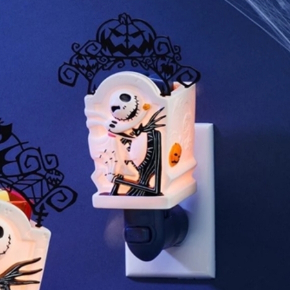 Scentsy Nightmare Before Christmas mini warmer. - Picture 2 of 3
